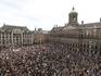 De Dam in Amsterdam stond vanmiddag en vanavond helemaal vol met demonstranten tegen politiegeweld in de VS en de EU.
