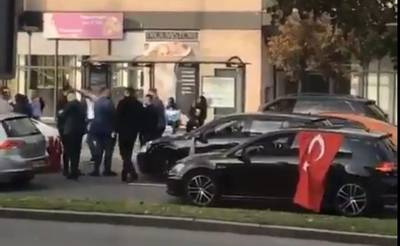 Politie geeft bonnen aan deelnemers van overlastgevende trouwstoet in Arnhem