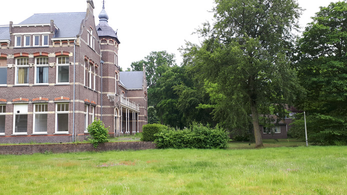 Villa Milla de Campen moet meer in het zicht komen te staan. De bebouwing rechts verdwijnt.
