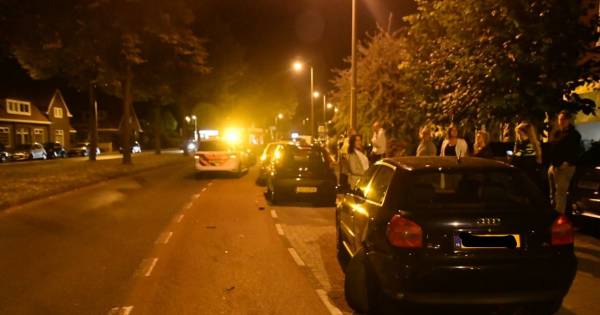 Bestuurder vlucht na ongeluk in Enschede, buurtbewoners houden de man aan.