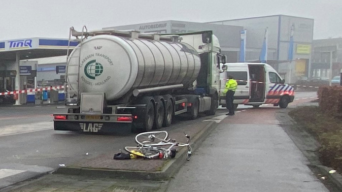 Fietser ernstig gewond na aanrijding met vrachtwagen in Ermelo.