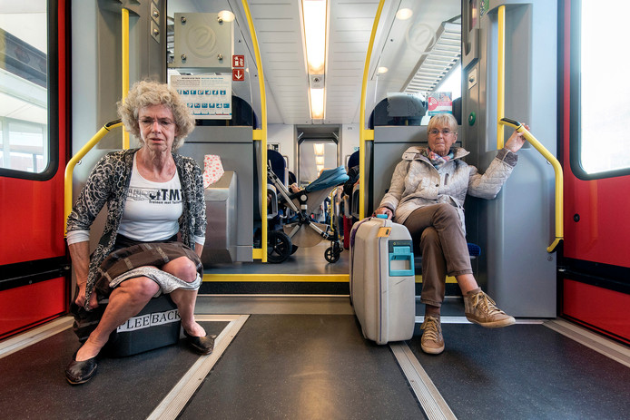 vrouw op balkon van trein zittend op kist waarop playback staat, play met dubbel ee