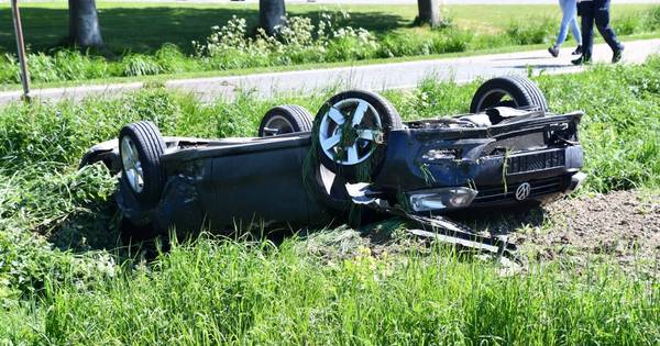 Auto op de kop in sloot na botsing Kloosterzande.