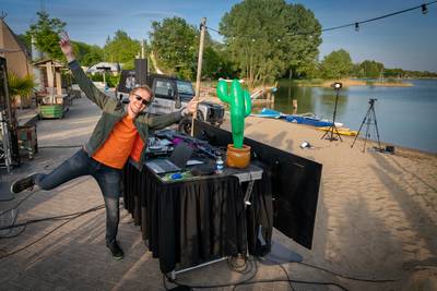 DJ Jules, van Watergoed zo de tuin en woonkamer in
