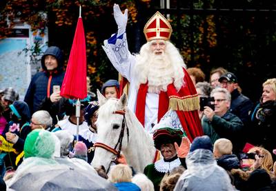 Toegangspoortjes en strenge controles bij intocht Sinterklaas
