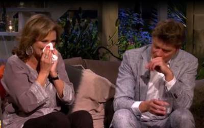 Astrid en Beau raken ontroerd van elkaar op bank Linda de Mol