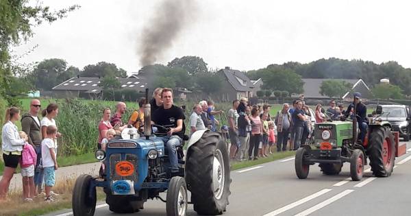 Tractoren trekken ratelend door de regio
