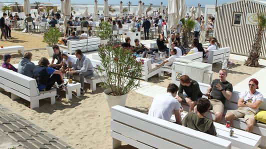 Knokke-Heist reageert op beslissing Raad van State rond toewijzing van strandbarconcessies: “Beraden welke stappen we verder moeten of kunnen nemen”