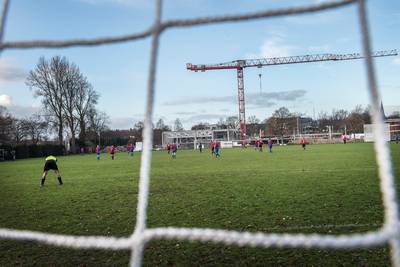 Bal over het hek rond Nijmeegs voetbalveld kost 80 euro