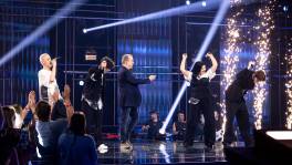 De finalisten openen de finale samen met Walter Grootaers