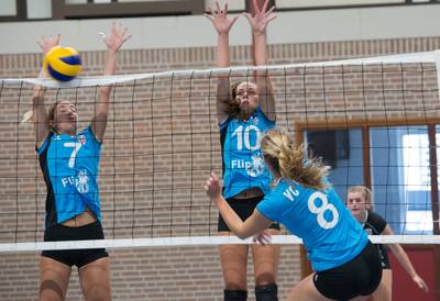 Volleybaltrainer Schenkelaars botst met speelsters en stapt op