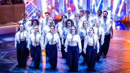 Wat een start! Top 20 opent met knaller van een choreo op Rosalía ...