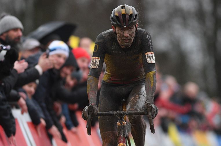 Toon Aerts start met breuk en drie barsten aan ribben in