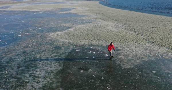 De eerste durfals wagen zich op onbetrouwbaar dun natuurijs