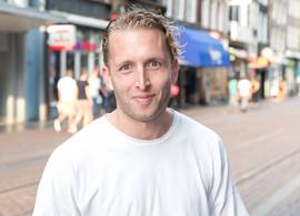 Cabaretier Peter Pannekoek haalt uit naar Rutte: “Waarom zijn de toeslagenkinderen nog niet thuis?”