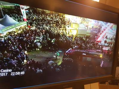 Vrouw met voet klem in put op Waalkade