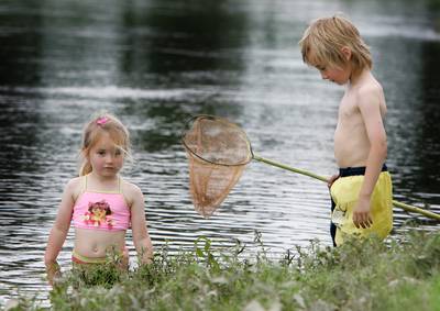 Zwemmen in vestinggracht Naarden verboden vanwege munitie op bodem