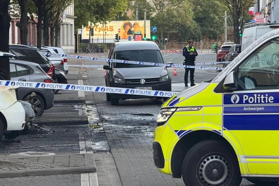 Drie wagens geraakten beschadigd door de brandstichting in de Pothoekstraat in Antwerpen. ©Marc De Roeck