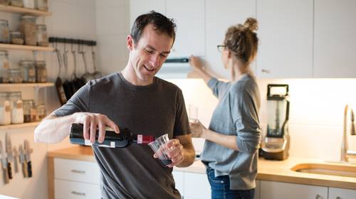 Na een lange werkdag een glas wijn, hoe (on)gezond is dat?