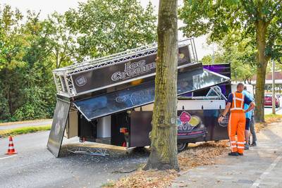 Ijskar botst tegen boom in Nijmegen