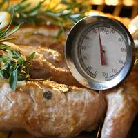 Dé tip om aangekoekt vet in je oven te voorkomen