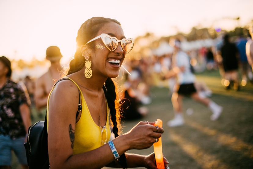 Lachend meisje met hartjes zonnebril op festival