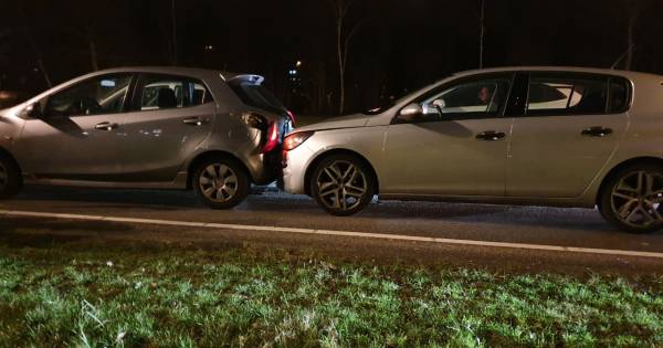 Kettingbotsing voor stoplicht in Hengelo: rijbaan gedeeltelijk afgesloten.