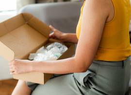 Wendy (43): “Ik koop online dure spullen, draag ze één keer en stuur ze dan terug”