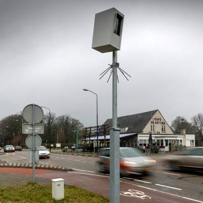 Vrouw scheurt met 180 km/u waar je 80 mag