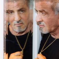 ‘Ik heb een kasteel gebouwd met duizenden stenen van spijt’: Sylvester Stallone (80) zweeg decennialang. Nu doet hij zijn verhaal