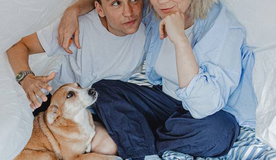 ‘Het meest romantische dat we dat eerste halfjaar gedaan hebben, was elkaars bokszak vasthouden’: tussen de lakens met Jip van den Toorn en Tobi Lakmaker