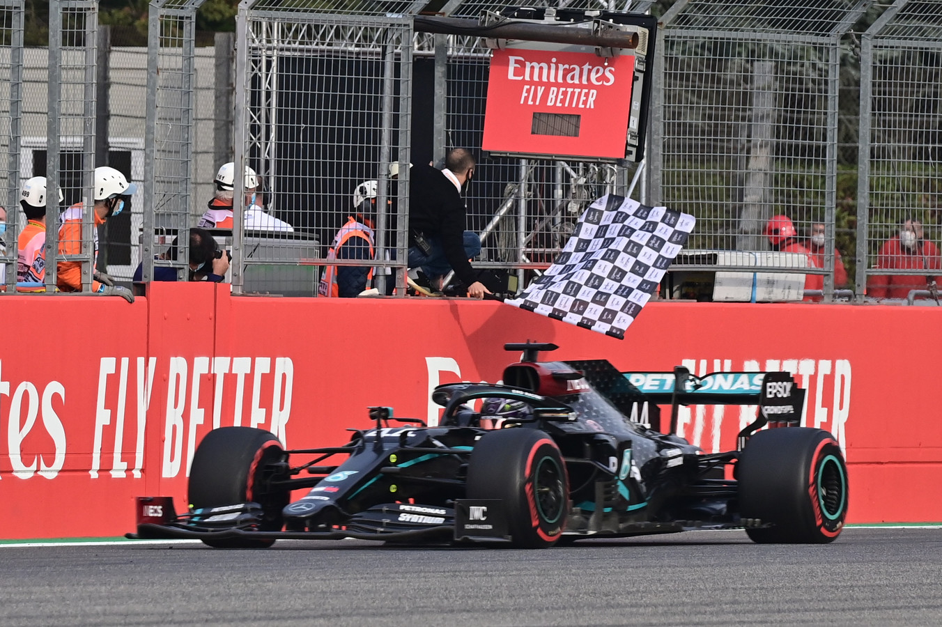 Lewis Hamilton heerst op Imola en pakt 93ste zege uit z'n ...