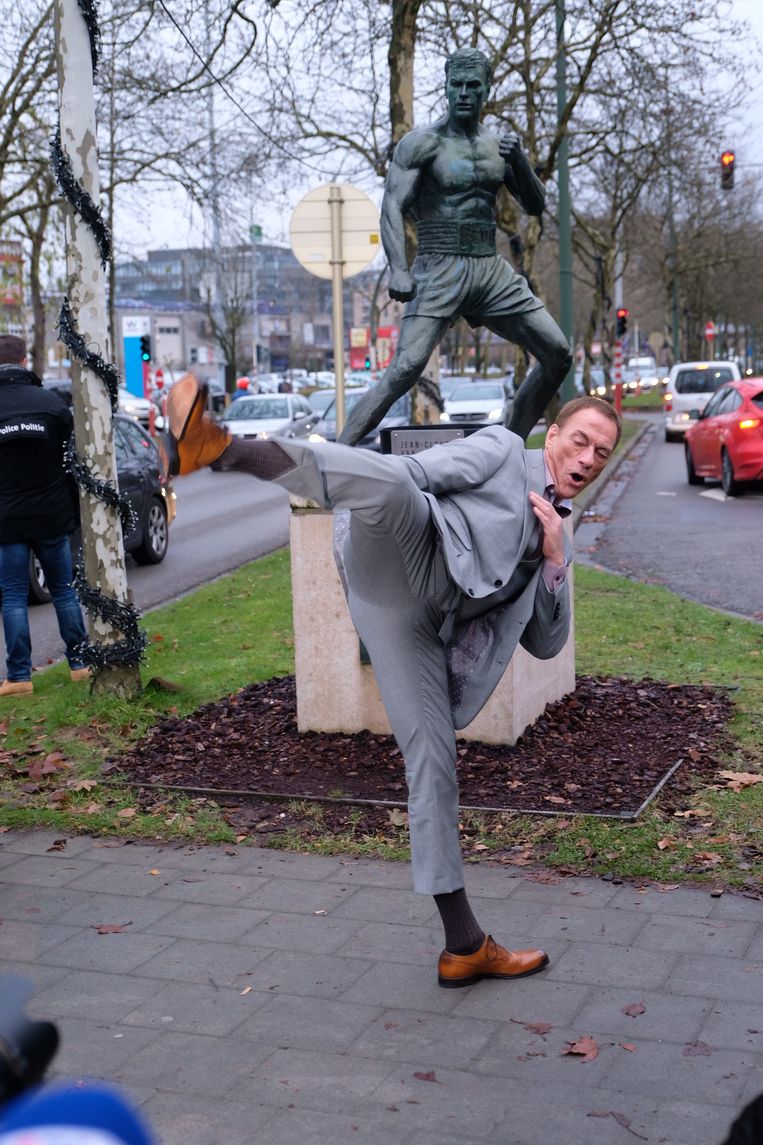 IN BEELD. JeanClaude Van Damme bezoekt eigen standbeeld in Brussel