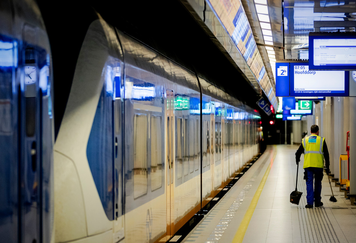 Treinen van en naar Schiphol rijden weer Het Parool