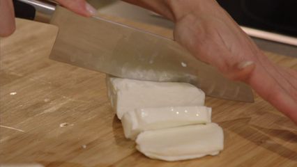 94. Salade van gegrilde halloumi, peer en broccoli & kokosrotsjes met pure chocolade