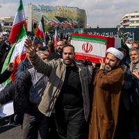 Terwijl consumenten betalen, cashen anderen: de economische winnaars van de oorlog in Iran