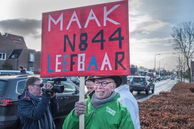 Raadsleden blokkeren N844 in Malden: een file voor het goede doel