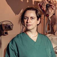 ‘Bij de eerste blik in de spiegel worden ze bijgestaan door een psycholoog’: chirurg Lieve De Cuyper over leven na zware brandwonden