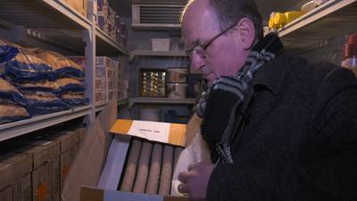 Vincent verrast zoon, die chef is bij De Kromme Dissel, met frikandellen