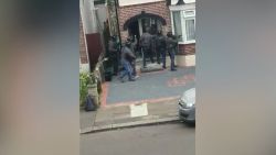 Britse politie bestormt huis en breekt deur open met kettingzaag