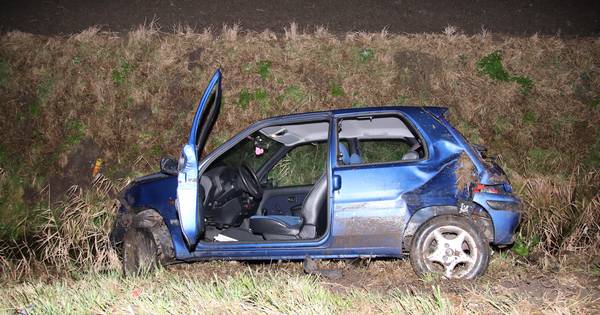 Auto belandt in sloot in Poortvliet