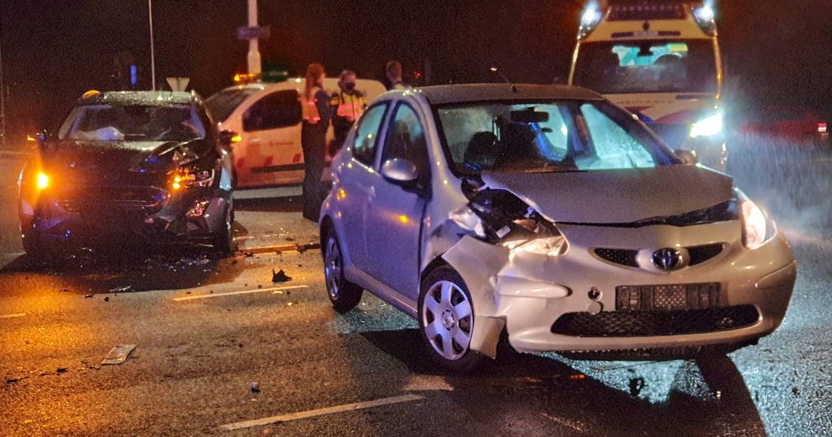 Twee auto‘s zwaar beschadigd door ongeluk in Enschede, één bestuurder gevlucht.