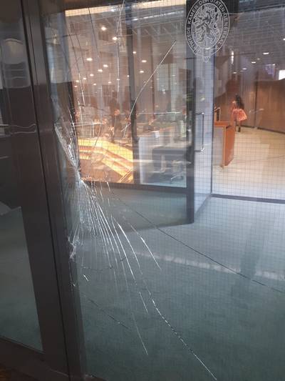 Incident in Tweede Kamer: man vast na verbrijzelen veiligheidsglas
