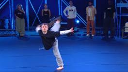 Tuur vecht voor een plekje in de studioshows met deze Dance For You ...