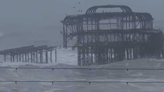 Gedeelte van iconische West Pier in Brighton stort in door storm Austen