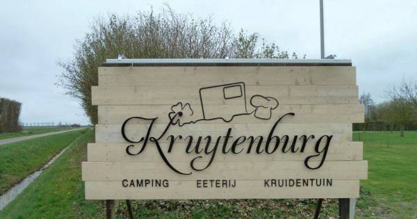 Na achttien jaar ineens een brief: Dat bord moet weg