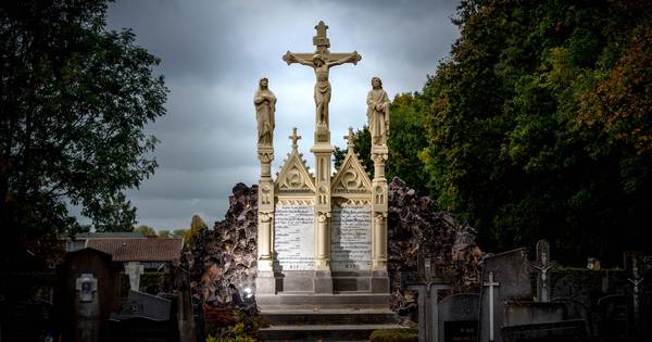 Herstel Calvarieberg in Batenburg afgerond, met omgedraaide grafsteen