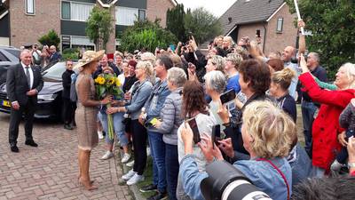 Koningin Máxima krijgt zonnebloemen in Toldijk