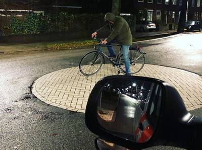 Jongen valt op de fiets in slaap op straat in Nijmegen