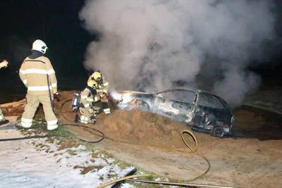 Auto belandt in bunker van Edese golfclub en brandt uit: inzittenden spoorloos